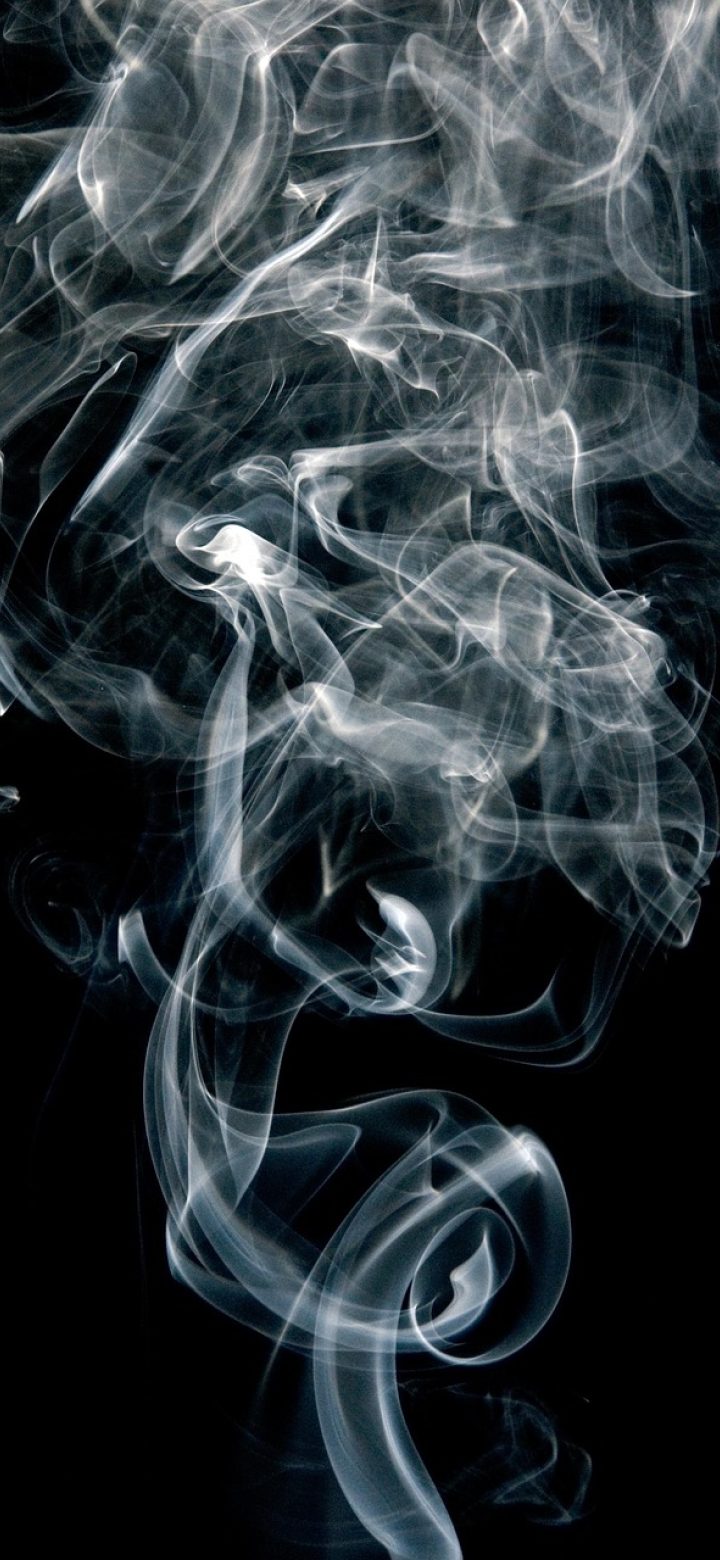 最新电影免费在线观看 深色背景的手机首页截图，顶部是检索输入框，下方纵向排列影片卡片，每张卡片右侧带一个金色加号按钮